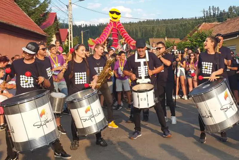 SuperChill School – Traditie din percutie! (1)