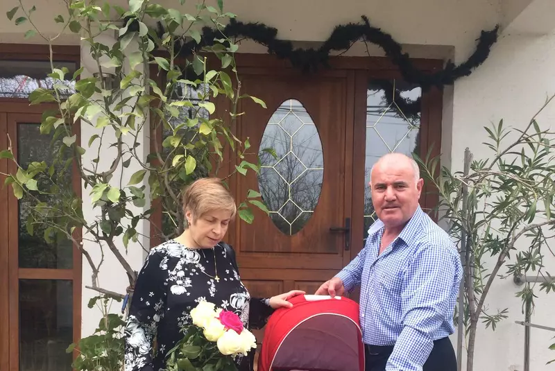 Dorin şi Marcela Bucă sunt fericiti ca micuta Gabriela le alina dorul de Andrei, fiul pe care l-au pierdut în tragedia Colectiv