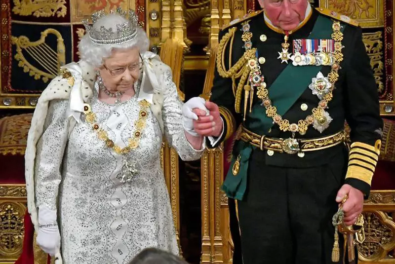 Anul acesta, Regina Marii Britanii nu a mai purtat coroana… din cauza greutății pietrelor prețioase!