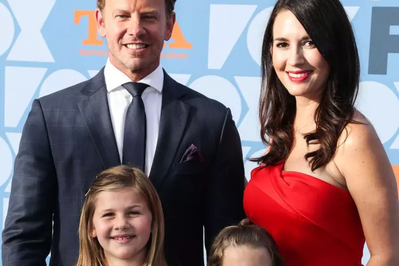 Secvență din serialul "Beverly Hills, 90210": Ian Ziering, Jennie Garth, Kathleen Robertson, Luke Perry, Tori Spelling, Jamie Walters, Brian Austin Green, Tiffani-Amber Thiessen, Jason Priestley (1996)