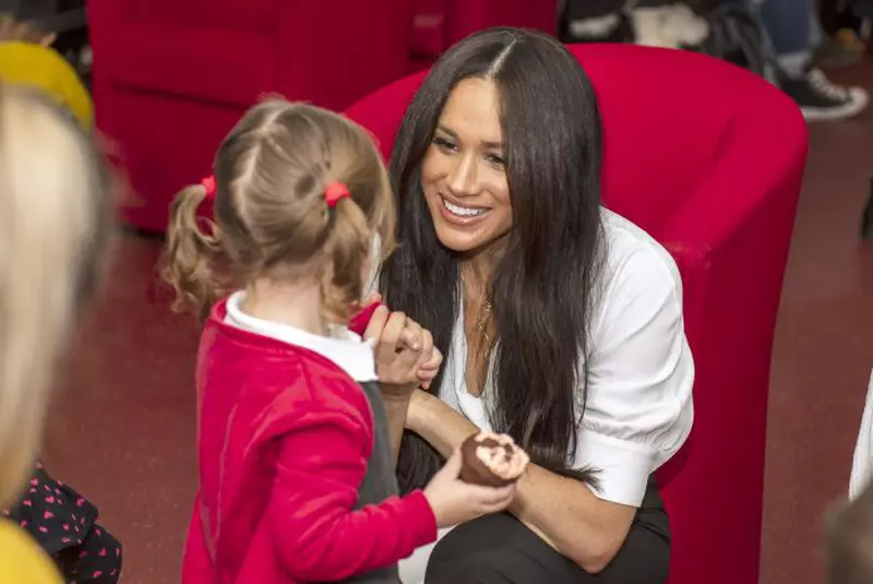 Meghan Markle poartă la gât două lănțișoare cu semnele zodiacale ale lui Harry și Archie.
