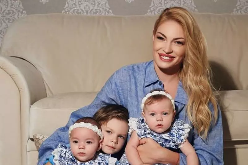 Cristi Borcea alături de gemene și Milan