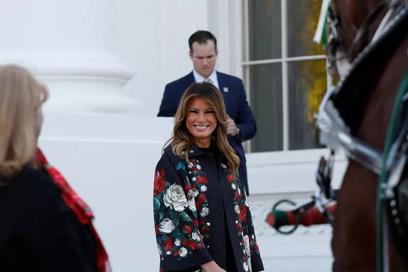 Melania Trump s-a îmbrăcat impecabil la ceremonia de primire a bradului de Crăciun la Casa Albă
