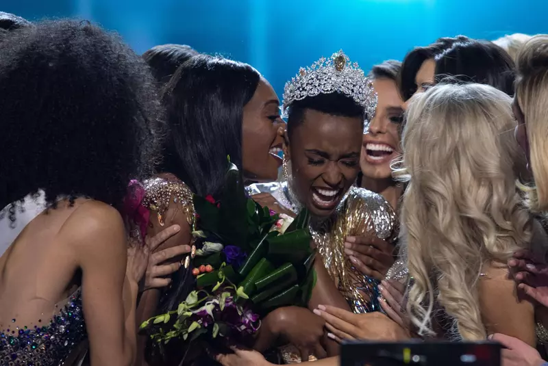 Zozibini Tunzi, Miss Africa de Sud, a fost aleasă Miss Univers 2019.