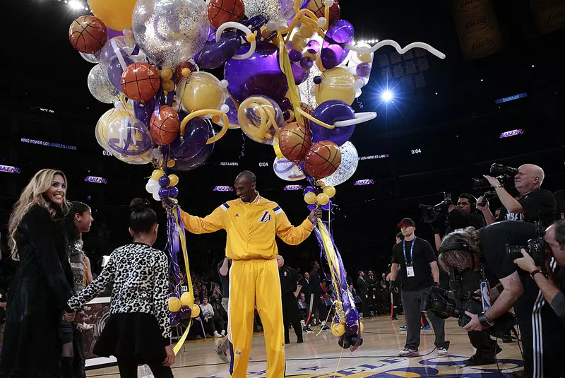 vanessa-bryant-vaduva-lui-kobe-bryant-si-a-dat-mama-afara-din-casa