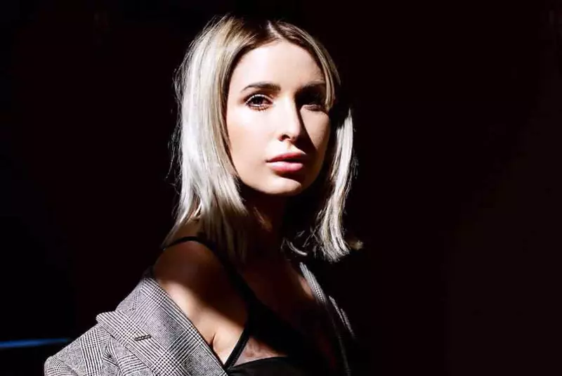 Deea-Codrea-Bravo-ai-stil-Celebrities-INTRO