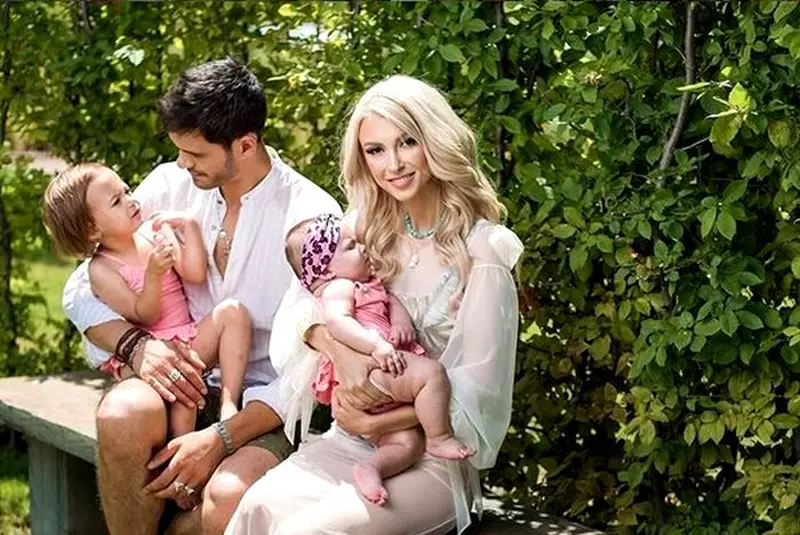 Andreea Bălan și George Burcea, alături de fetițele lor, Clara și Ella