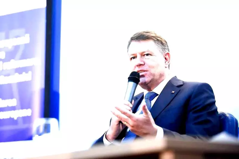 Klaus Iohannis: 'Nu ne putem întâlni mai mult de trei. 15 mai nu înseamnă reîntoarcerea la normalitatea pe care am cunoscut-o'