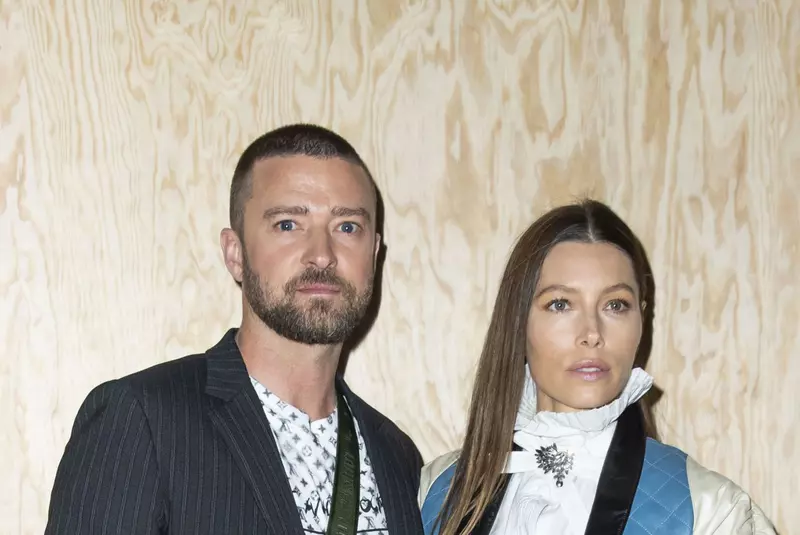 Oh mein Gott! Wir haben lange auf dieses Bild gewartet. „Mirrors”-Saenger Justin Timberlake kuesst den Babybauch von Ehefrau und „Valentinstag”- Darstellerin Jessica Biel. Damit ist es endlich offiziell. Die beiden werden Eltern. Wussten wir es doch! // Oh