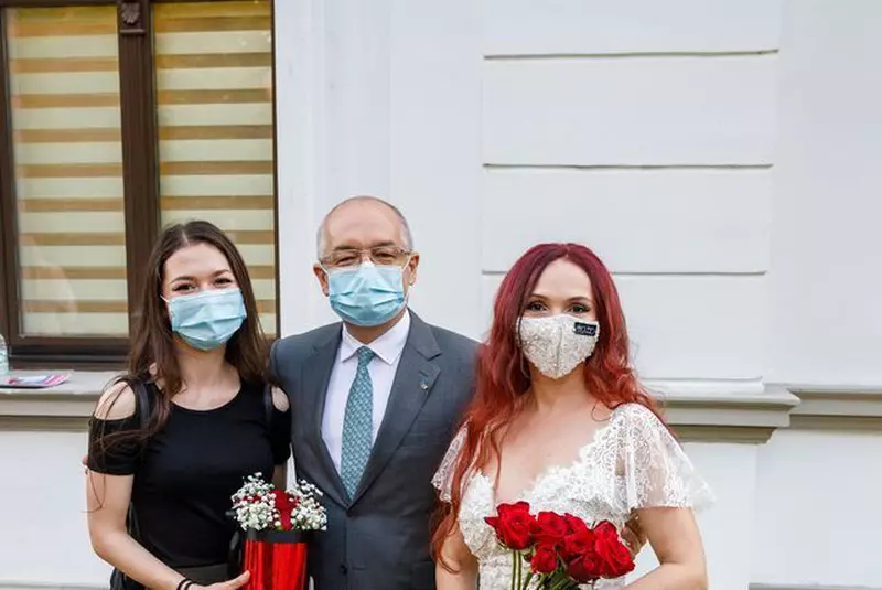 Cum AratÄƒ È™i Cu Ce Se OcupÄƒ SoÈ›ia Lui Emil Boc Oana Este PasionatÄƒ De Poezie È™i De Muzica Rock Stiri Vedete Si Evenimente Viva Ro