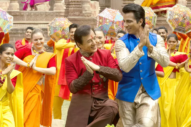 Jackie Chan gifts antique street lamp to Shanghai History Museum