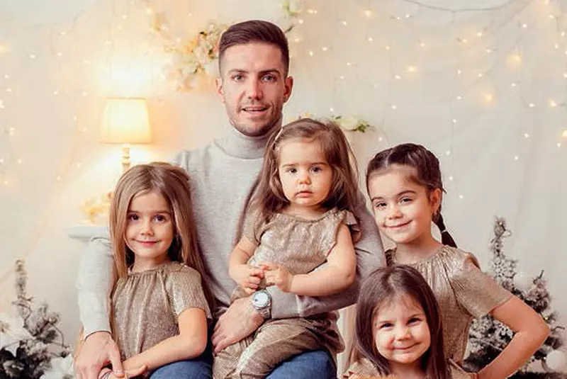 Ce Familie FrumoasÄƒ Are Fotbalistul Alex Chipciu Cum A Cunoscut O Pe Andreea SoÈ›ia È™i Mama Celor 4 FetiÈ›e Inceputul RelaÈ›iei A Fost Destul De Agitat Exclusiv Galerie Foto Stiri Vedete Si