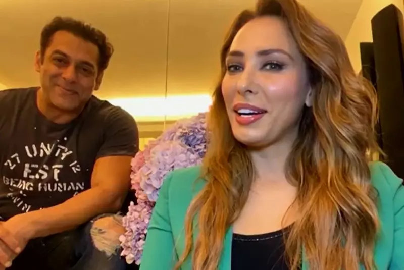 salman_khan_sneaks_up_on_rumoured_ladylove_iulia_vantur_in_the_middle_of_her_chat_show_leaves_her_blushing