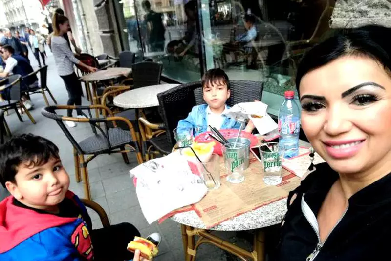 Adriana-Bahmu_eanu-_i-băie_ii-săi-1