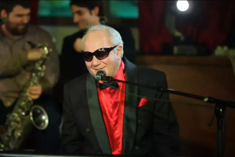 463068_395065670516870_1444868262_o