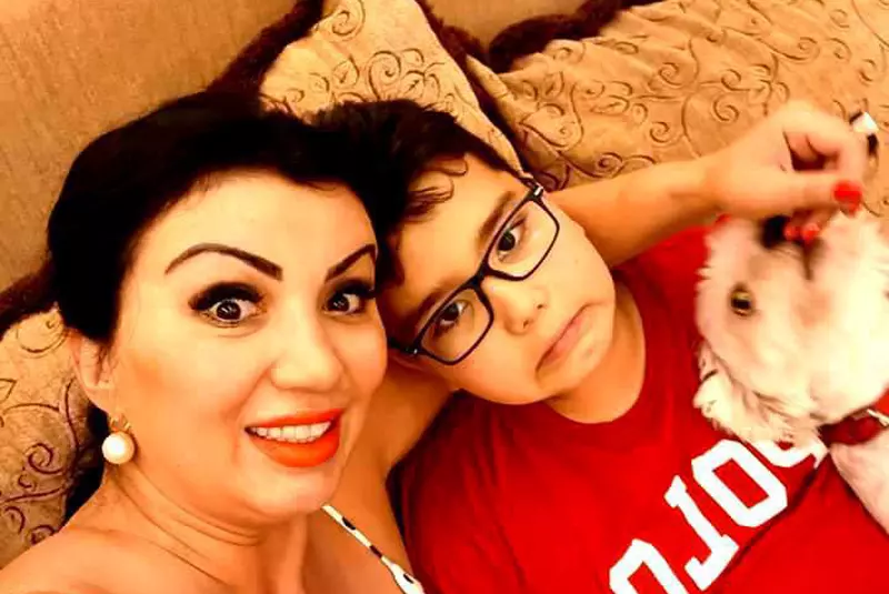 Adriana-Bahmu_eanu-_i-băie_ii-săi-1-1