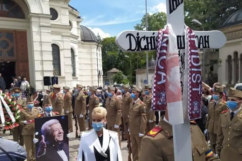 blonda-imbracata-in-alb-de-la-inmormantarea-lui-dichiseanu-3-1024×675