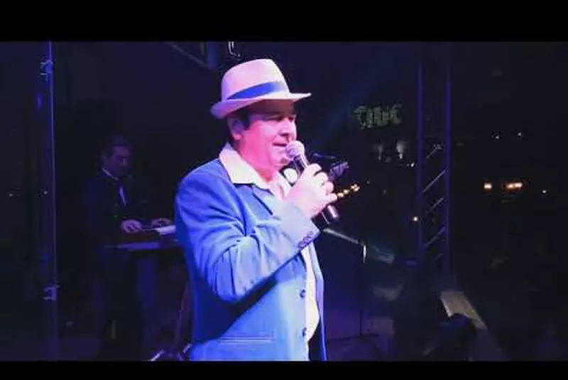 A-parasit-trupa-Azur-pentru-un-vas-de-croaziera-care-l-a-dus-la-Miami.-Acum-cant-in-sapte-limbi-straine.-EXCLUSIV