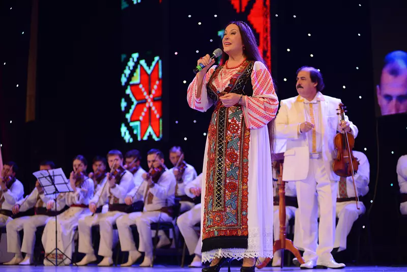 MARIA DRAGOMIROIU INTERPRETA DE MUZICA POPULARA