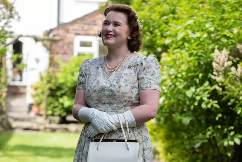 YOUNG QUEEN ELIZABETH LOOK-A-LIKE