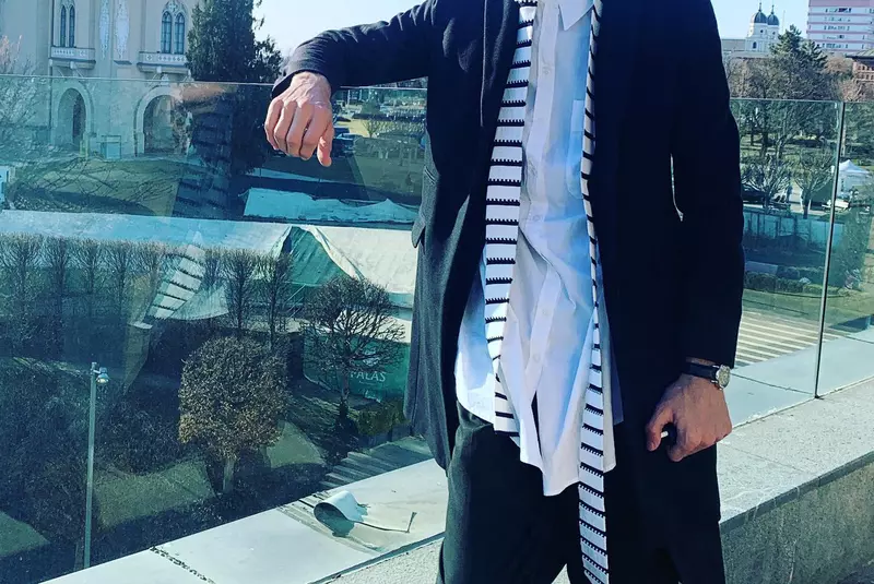 omul-cu-tourette-1-2