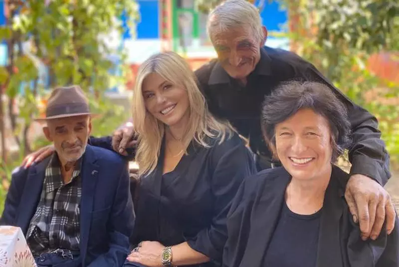 LOREDANA GROZA SI MAMA EI