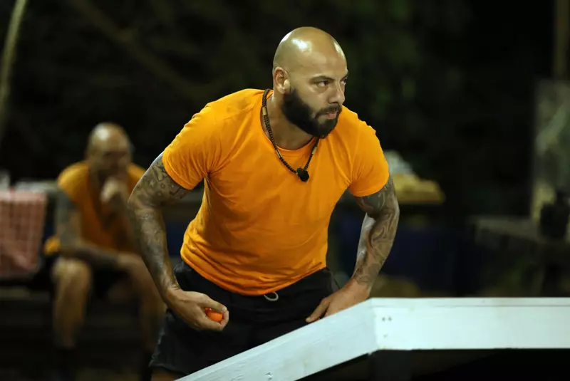 Cristi-Mitrea-Sunt-celebru-scoate-ma-de-aici-1