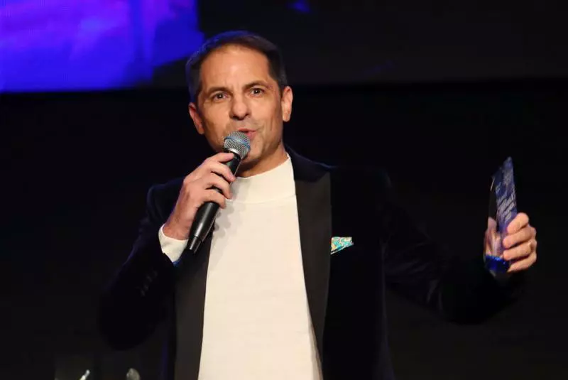 andrei-gheoghe-pe-scena-premiilor-tvmania-2004-1024×682-1