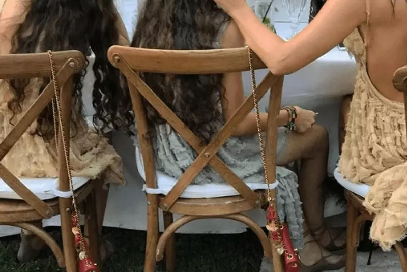 dana-budeanu-sta-pe-un-fotoliu-alb