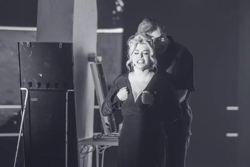 loredana-si-cornel-ilie-s-au-sarutat-pe-scena-7