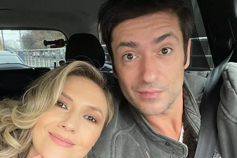 adela-popescu-singura-si-infrigurata-la-ceas-de-seara-in-fata-casei-3