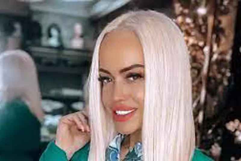 anda-adam-fotografia-care-a-incins-internetul-s-a-pozat-cu-sanii-goi-in-vazul-tuturor_89590500