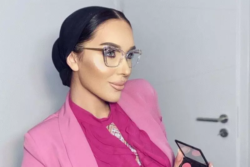 dana-roba-acuzata-ca-cerseste-dupa-ce-a-cerut-bani-pentru-operatiile-de-care-are-nevoie-make-up-artista-vrea-sa-si-faca-operatie-de-reconstructie-a-mainilor-1