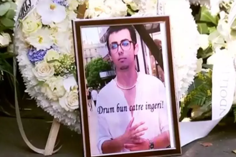 Familia-si-prietenii-lui-Sebastian-Andrei-Olariu-au-adus-coroane-din-flori-albe-la-capela-cimitirului-unde-a-fost-depus-trupul-sau-dupa-accident