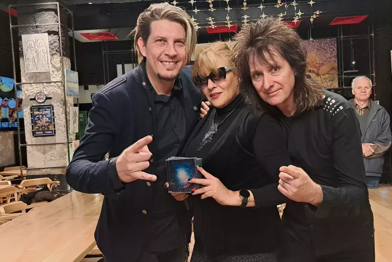 Tudor turcu si laura stone cu un tip din trupa