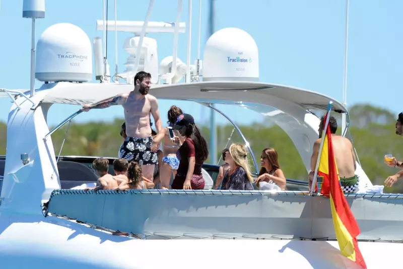 Lionel Messi and partner  Antonella Roccuzzo enjoy a day by the sea accompanied by their children.
