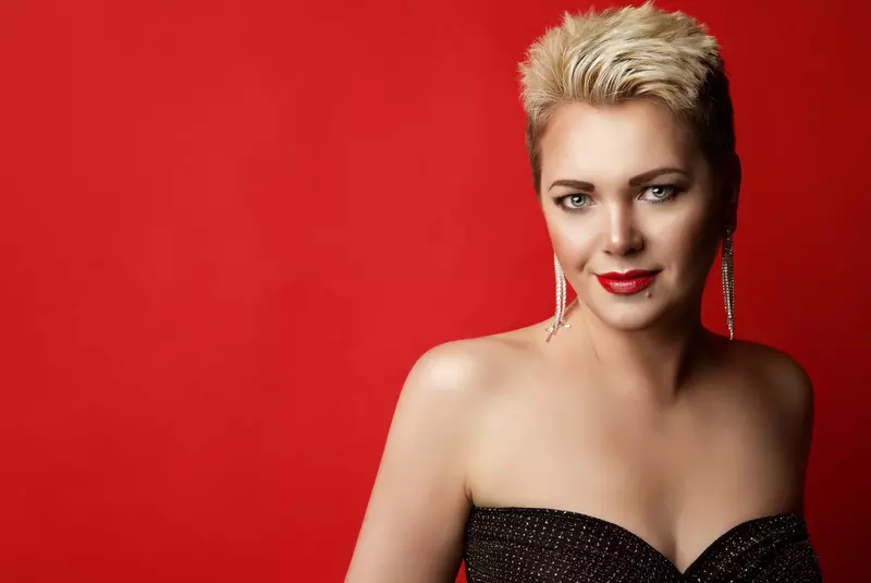 Portrait,Of,Beautiful,Fashion,Woman,With,Bob,Hairstyle.,Flying,Hairs