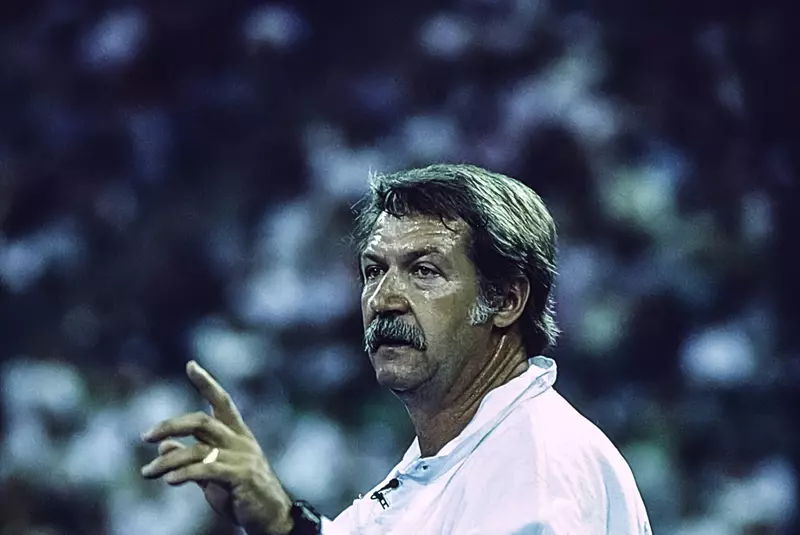 colaj bela karolyi