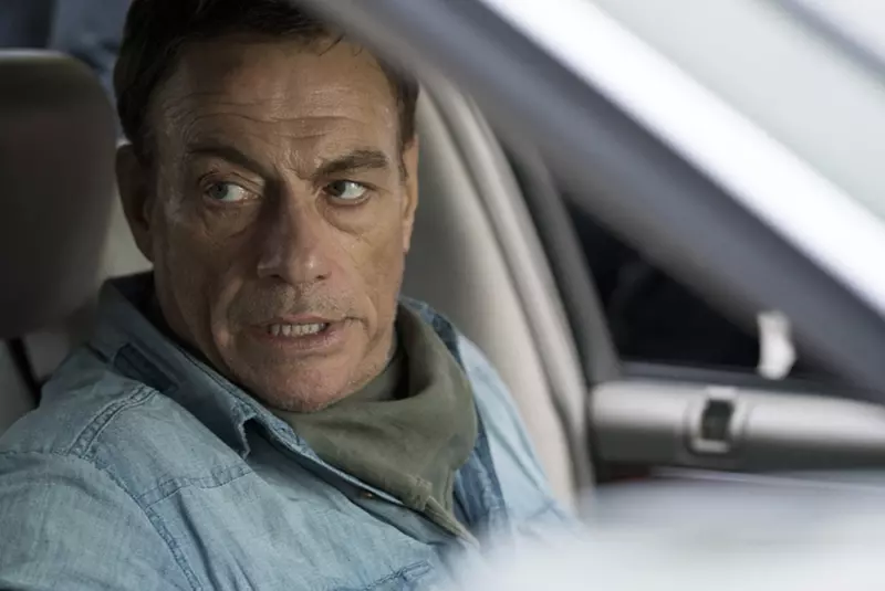 Exclusif – Jean-Claude Van Damme pose avec ses fans et fait des selfies lors de l’avant-première de son film „Lukas” à Lomme
