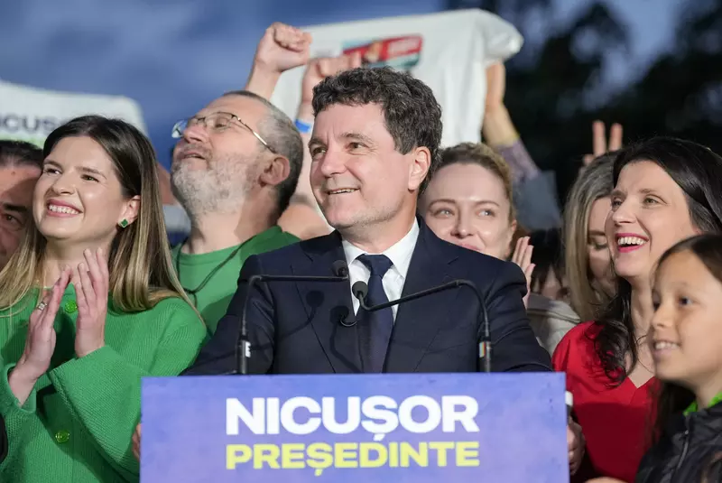 Romanians head to polls for 2nd round of presidential elections