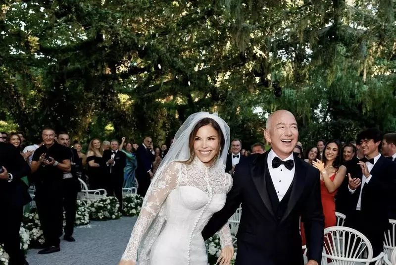 Jeff Bezos and Lauren Sanchez Leave Their Hotel – Venice