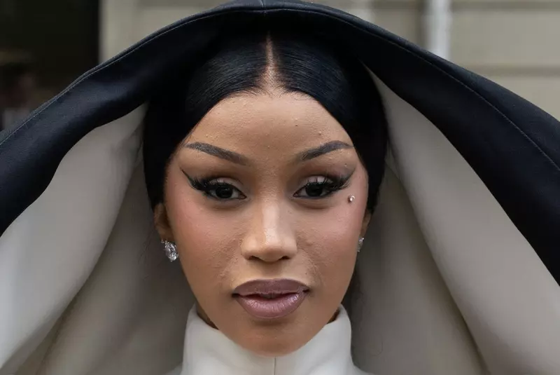 Les célébrités au défilé Schiaparelli „Collection Haute Couture Automne/Hiver 2025-2026” lors de la Fashion Week de Paris (PFW)