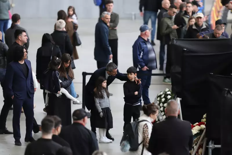 Familie la priveghiul lui Mircea Lucescu1