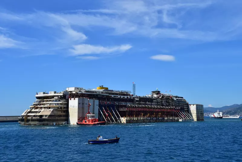 La nave da crociera Costa Concordia affonda dopo essersi incagliata davanti all’isola del Giglio