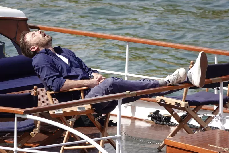 Imagini virale cu Ben Affleck dormind cu gura deschisă în luna de miere. Explicația se află în contractul prenupțial impus de JLo