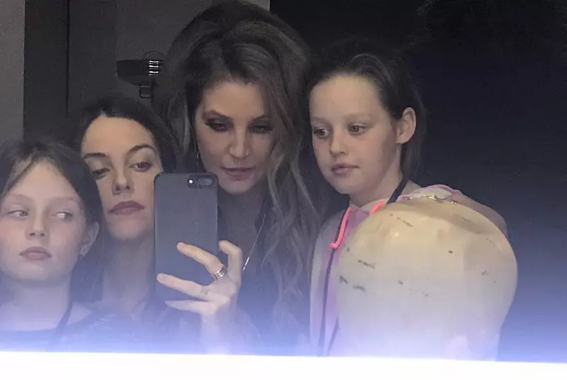 Ce se va întâmpla cu gemenele minore ale Lisei Marie Presley. În grija cui ar putea ajunge
