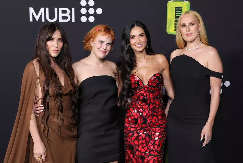 Demi Moore, cu cele trei fiice pe covorul roșu 