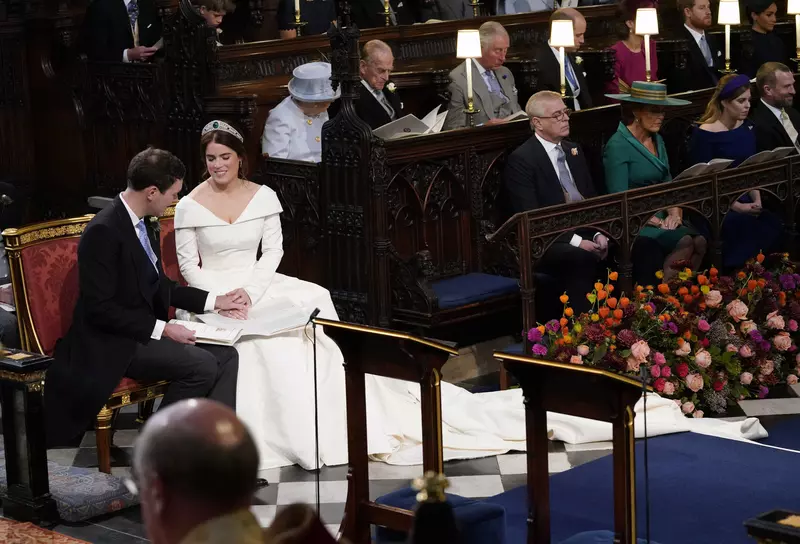 Cum s-au îmbrăcat Ducesele Kate Middleton și Meghan Markle la nunta Prințesei Eugenie