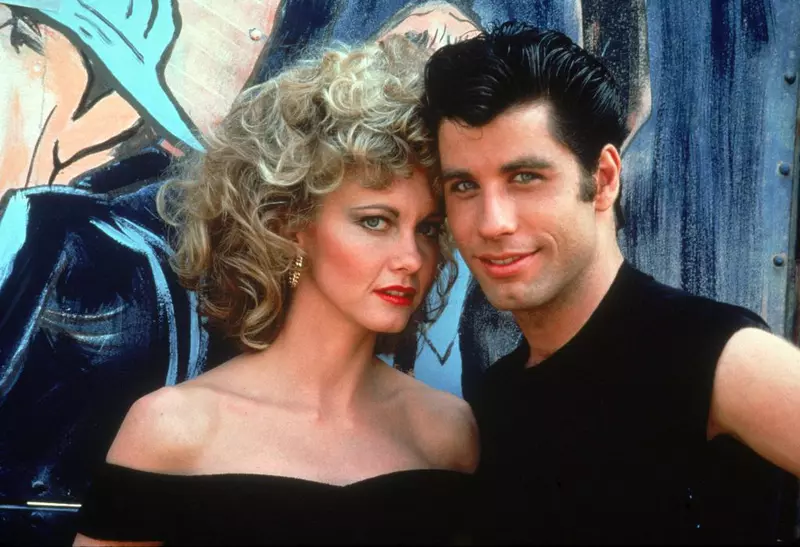 DIVA difuzează, vineri seară, filmul „Grease”, cu John Travolta și Olivia Newton-John