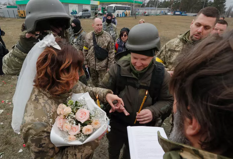 Ukrainian territorial defense fighters tie the knot amid Russian military operation